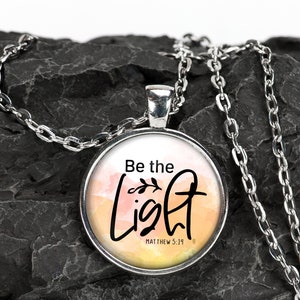 Be The Light // Bibel Vers Anhänger Halskette Schrift Christian Schmuck // Geschenke für sie // Beste Freund Geschenk // Keychain