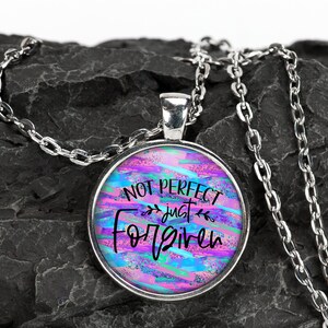 Non perfetto solo perdonato fede religiosa cristiana scrittura ciondolo collana gioielli // regali per lei // regalo migliore amico // portachiavi