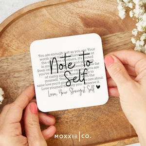 Peut inclure: Une carte blanche avec du texte noir qui dit "Vous êtes assez comme vous êtes. Votre valeur est liée aux réalisations ou aux opinions des autres, elle est ancrée dans votre lumière et votre force uniques. Même les jours difficiles, souvenez-vous de tout ce que vous avez accompli et de votre capacité à vous relever. Parlez-vous avec gentillesse. Traitez-vous avec le même amour que vous donneriez à quelqu'un qui vous tient à cœur. Aimez-vous avec ferveur - vous le méritez. Avec amour, votre moi le plus fort" avec un petit cœur noir à la fin.