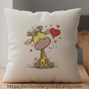Może przedstawiać: Kremowa kwadratowa poduszka z haftowaną żyrafą trzymającą czerwony balon w kształcie serca. Żyrafa jest żółta z brązowymi plamami i różowym nosem. Małe czerwone serca są rozrzucone wokół żyrafy. Adres URL sklepu Etsy znajduje się na dole.