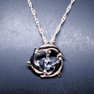 Collier à pendentif dauphin - nageant avec des dauphins, Genstone bleu, faux diamants, breloque cercle, dauphins dans un cercle