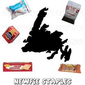 Könnte beinhalten: Eine schwarze Silhouette der Insel Neufundland mit verschiedenen Lebensmitteln drumherum. Die Artikel umfassen eine Schachtel Hartbrot, eine Tüte Snowball-Kekse, eine Schachtel Purity Cream Crackers, eine Schachtel Jam Jams-Kekse und eine Tüte Mt. Scio Farm Savoury Gewürz.