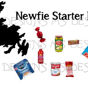 Puede incluir: Una silueta negra de la isla de Terranova, rodeada de varios alimentos, incluyendo una bolsa de papas fritas Lay's, una lata de leche evaporada, una caja de té Tetley, un frasco de pepinillos, un paquete de salchichas de Viena, una caja de galletas de azúcar, una botella de líquido rojo, un paquete de caramelos rojos y una botella de desinfectante para manos Big Stick. El texto "Newfie Starter Pack" está escrito en negro en la parte superior de la imagen.