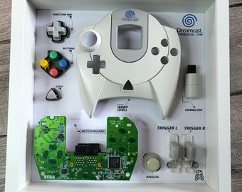Cadre vitrine pour manette Dreamcast, décoration murale gaming, présentoir pour console rétro, déco gamer upcyclée, cadeau Dreamcast