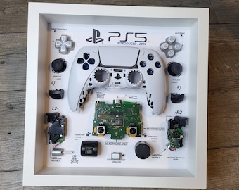 Diorama em caixa de sombra para decoração de parede de sala de jogos com controle de PS5 desmontado, joystick branco.