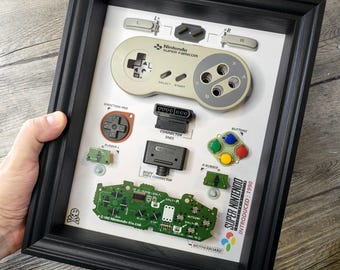 Controle de SNES desmontado e emoldurado | Arte em caixa de sombra | Decoração de jogos retrô | Presente Geek para Gamers
