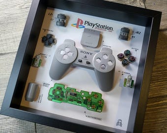 Moldura tipo caixa para exibição de controle de PS1, estilo clássico retrô, perfeita para gamers e colecionadores, decoração de parede, arte para fãs e sala de jogos.