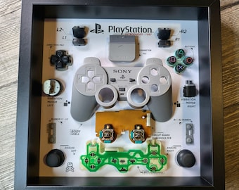Moldura estilo caixa para exibir o controle do PS1, perfeita para jogos retrô, ideal para gamers e colecionadores, decoração de parede e arte para fãs de jogos.