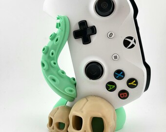 Suporte para controle de xbox com tentáculo verde e dois pequenos crânios