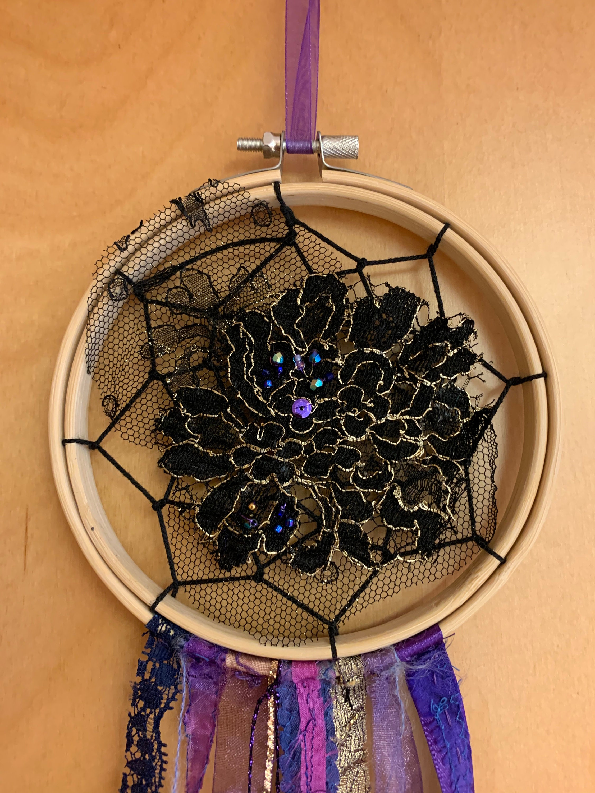 Attrape Rêves Violet, Centre Dentelle Noire et Dorée