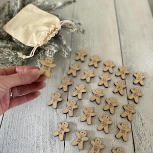 25 Wooden Gingerbread Advent Calendar Tokens – Christmas Countdown Activity Set with Linen Bag, Family Holiday Traditions, Reusable Gift bild 1