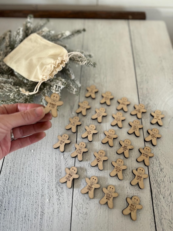 25 Wooden Gingerbread Advent Calendar Tokens – Christmas Countdown Activity Set with Linen Bag, Family Holiday Traditions, Reusable Gift