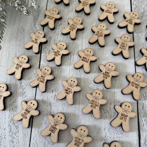 25 Wooden Gingerbread Advent Calendar Tokens – Christmas Countdown Activity Set with Linen Bag, Family Holiday Traditions, Reusable Gift bild 3
