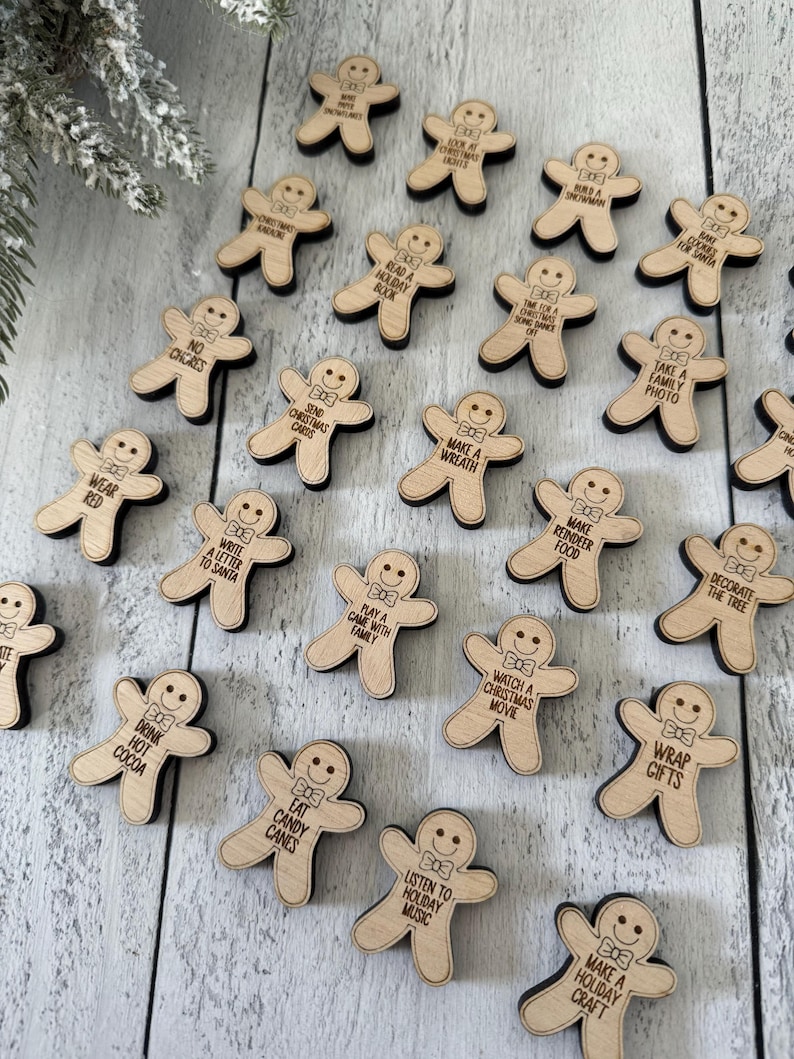 25 Wooden Gingerbread Advent Calendar Tokens – Christmas Countdown Activity Set with Linen Bag, Family Holiday Traditions, Reusable Gift bild 3