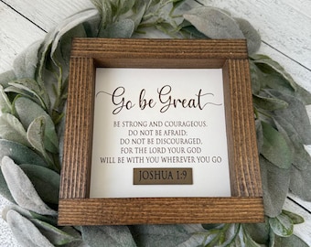 Letrero decorativo de madera "Go Be Great Farmhouse" con la frase "Josué 1:9"