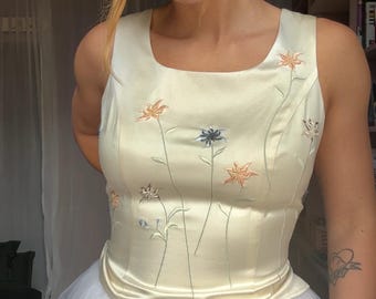 Robe de mariée vintage années 1990, corset 100 % soie, broderies florales, style folk et féerique romantique.