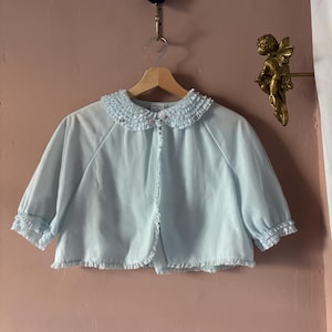 Vintage-Bettjacke aus den 1950er-Jahren, „Etwas Blaues“, hergestellt in Großbritannien, Rüschenspitze, Mini-Rosetten, Braut- oder Morgenmantel