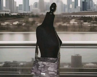 NON ! Sac à bandoulière Baggallini Town Bagg gris camouflage en nylon résistant à l'eau