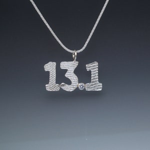 Colgante de plata esterlina Cuttlebone Cast Half Marathon con CZ - 13.1 - Regalo del atleta - Regalo conmemorativo de la carrera - Colgante de textura única