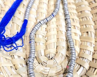 Collar antiguo de cuentas heishi de plata etíope: joyería étnica tribal