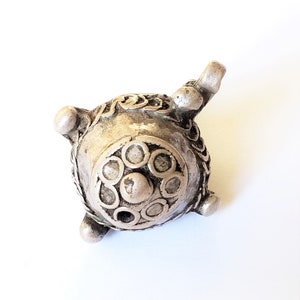 einzigartige alte Berber Silberperle aus Marokko, handgefertigtes Silber, ethnischer Schmuck, Tribalschmuck,
