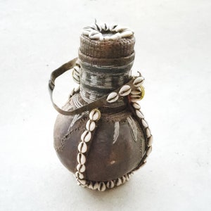 Jarra de leche antigua etíope de madera de Samburu con conchas de cauri