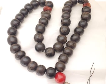 Rosario islamico antico in corallo nero dello Yemen: oggetto da collezione vintage