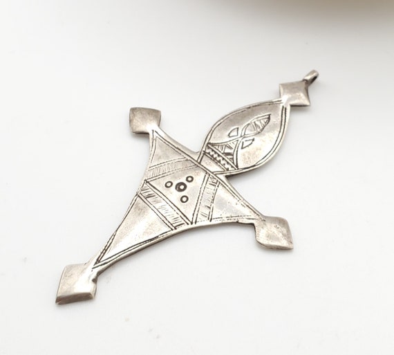 Moroccan handmade Tuareg silver cross pendant, Et… - image 9