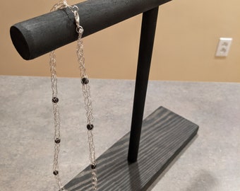 Silberkette mit schwarzen Perlen