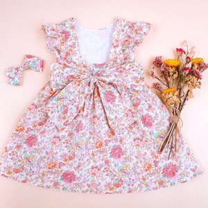 Robe de fille Liberty of London, robe de fille à volants dans le dos nu, robe de fille à imprimé floral, robe de cérémonie, imprimé floral, robe en tissu Liberty