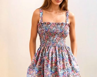 美品　ARTS&SCIENCE front smocking dress Sleeveless V-Neck Smocked Pleated Midi Dress | White House