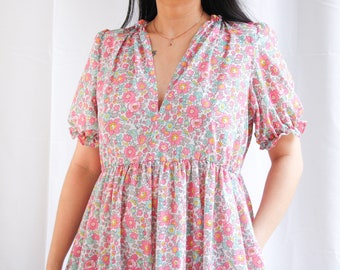 Robe fleurie Liberty London | Robe d'été en coton à fleurs soyeuses | Robe fleurie à col en V | Robe mi-longue à manches courtes | Robe midi à petites fleurs