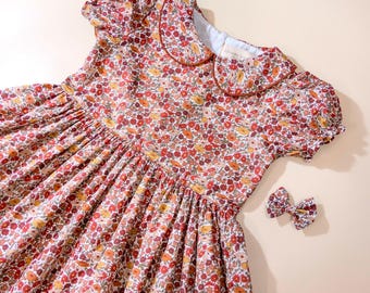 Vestido Liberty London Girl con cuello Peter Pan: estampado floral de amapolas y margaritas, mangas cortas abullonadas