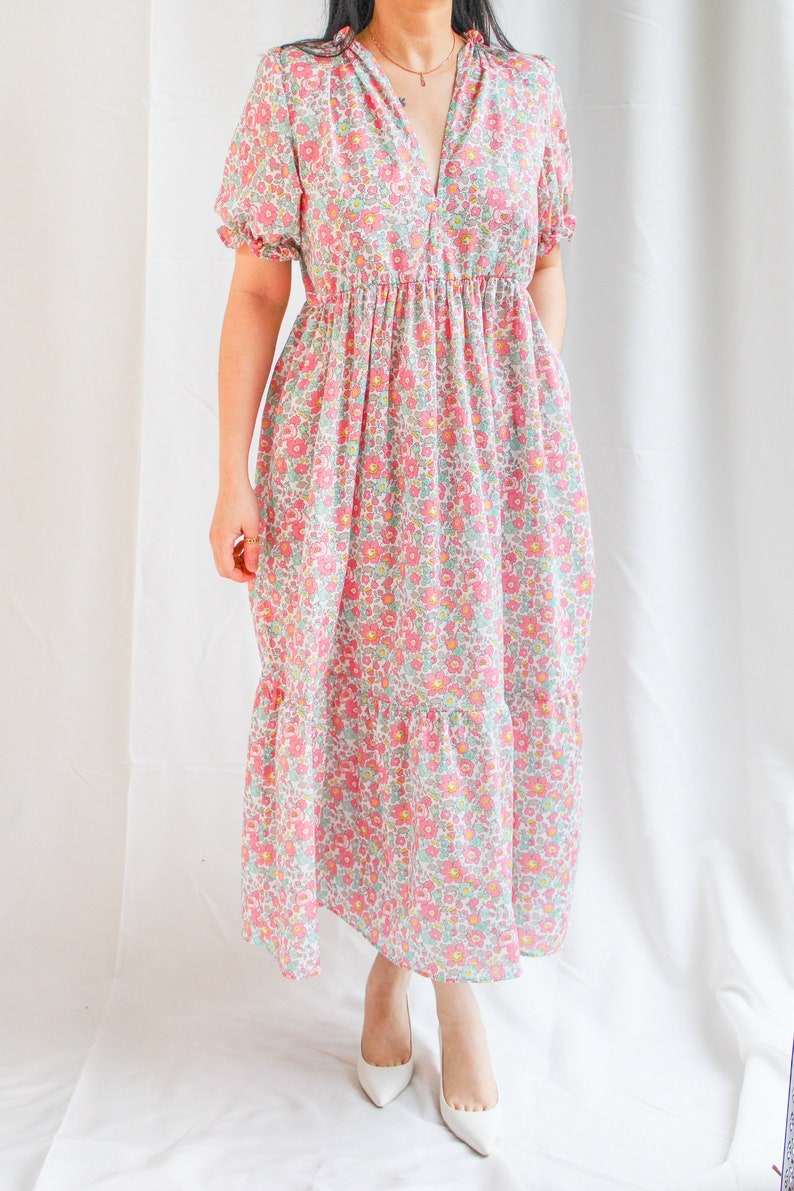 Robe fleurie Liberty London Robe d'été en coton à fleurs soyeuses Robe fleurie à col en V Robe mi-longue à manches courtes Robe midi à petites fleurs image 2