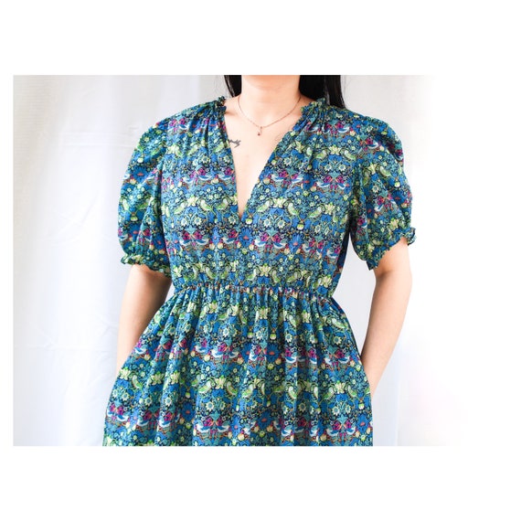 LIBERTY Robe a col en V Robe a imprime floral Liberty of London Robe a smocks fleurie Robe midi a petites fleurs Tissu Liberty en coton Tana Lawn Etsy France