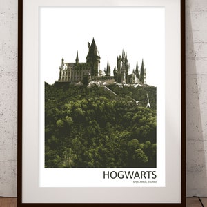 Peut inclure: Une illustration en noir et blanc du château de Poudlard, une école fictive de sorcellerie et de magie, sur fond de forêt verte. Le texte "HOGWARTS" et "GPS 51.534826, -0.125053" sont imprimés sous l'image.