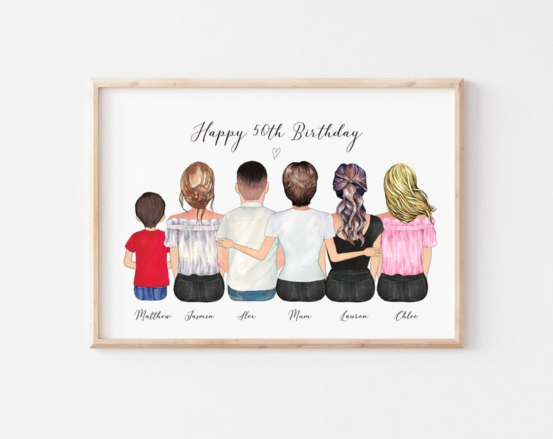 K&ouml;nnte beinhalten: Eine gerahmte Illustration einer sechsk&ouml;pfigen Familie, die mit dem R&uuml;cken zum Betrachter steht. Die Familie tr&auml;gt Freizeitkleidung und hat die Arme umeinander. Der Text "Happy 50th Birthday" steht oben auf der Illustration. Die Namen "Matthew, Jasmin, Alex, Mum, Lauren, Chloe" stehen unter der Familie.