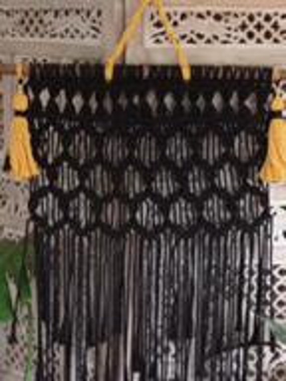 Suspension Murale en Macramé à Ponpons Jaunes