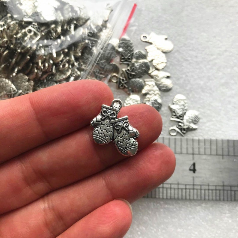 100pcs Clearance Sale 040901 Old Stock Antique Silver Charms, DIY Jewelry Pendants Gloves Charms for Bracelet