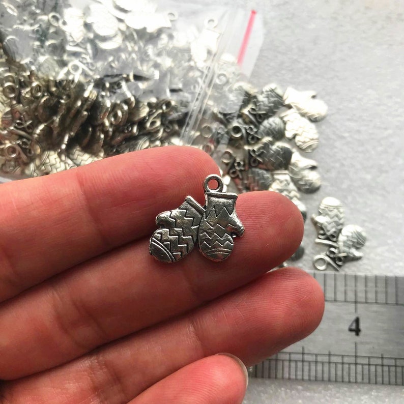 100pcs Clearance Sale 040901 Old Stock Antique Silver Charms, DIY Jewelry Pendants Gloves Charms for Bracelet
