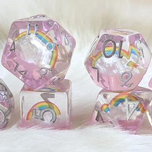 Juego de dados Rainbow Cloud: 7 dados poliédricos DnD de resina transparente con arcoíris y nubes, diseño original.