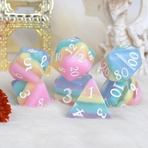 Conjunto de Dados Arco-Íris Doce, Dados Poliédricos de RPG, Dados de D&D, Dungeons & Dragons, RPG de Mesa. Arco-Íris Pastel com Glitter.