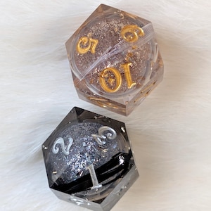 Juego de dados Daggerheart Hope and Fear Feather con núcleo líquido: 2 dados rómbicos de borde afilado D12