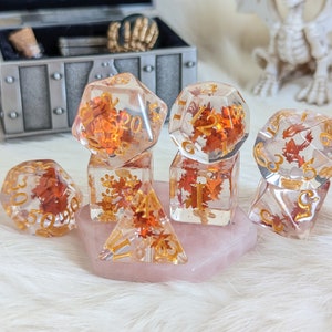 Herbstblatt Resin Würfelset: D&D Polyedrische Würfel. Klares Kunstharz mit orangen Ahornblättern