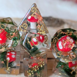 Set di dadi a forma di fungo Amanita con lamina di rame e muschio, dadi D&D a tema natura con zampa di gatto D6, dadi poliedrici per giochi di ruolo da druido della foresta, dadi fantasy per giochi di ruolo.