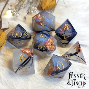 Conjunto de 7 dados de D&D com efeito Feather Fall e bordas afiadas. Ideal para Dungeons & Dragons, incluindo dados D20 para RPG de mesa.