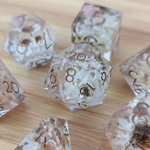 Zestaw kości Prairie Flowers, TTRPG, kości D&D, kości Sharp Edge, Dungeons and Dragons, prawdziwe kostki kwiatowe, D20 TTRPG, pomysły na prezenty DnD