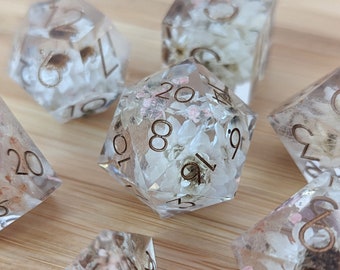 Prairie Flowers 7 Piece Dice Set- Sharp Edge Resin Dice for D&D with Real Dried Daiseys