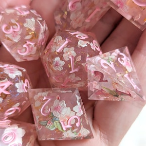 Conjunto de Dados Flor de Cerejeira: Dados Poliédricos de Borda Afiada para D&D