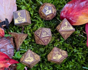 Juego de dados Everwild Rosewood: grabados de montañas y bosques con relleno de pintura dorada (7 piezas) para DND y TTRPG